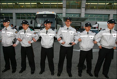 경찰들이 북한선수단을 태울 버스 주위를 에워싸고 있다.