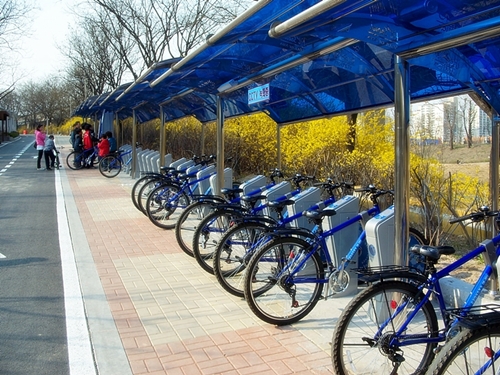 한강가 청계천 입구에 무료 자전거 대여소가 시민들의 사랑을 받고 있습니다.