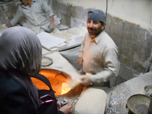 이란의 주식인 난이라는 빵은 화덕에서 굽는 방식으로 만든다. 