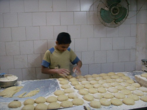 아버지와 할아버지, 그리고 어린 소년 3대가 운영하는 가게에서 빵을 만드는 소년의 모습이 인상적이었다.