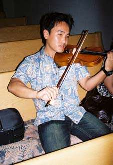 훤칠한 외모에 악기도 잘 다루시고, 예쁜 따님도 두신 박현일 선생님. 하와이 생활 동안 많은 도움을 주셨습니다. 교회에서 바이올린 연주중이신 모습.