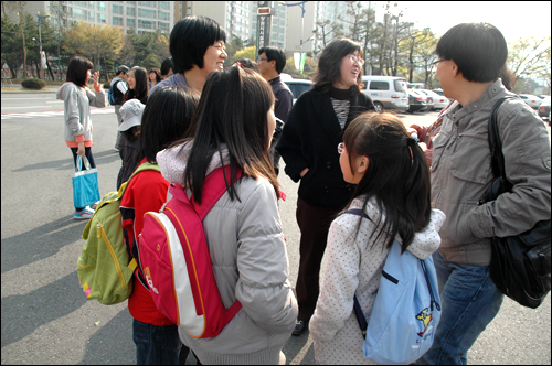  31일 전국적으로 실시된 일제고사를 치지 않고 체험학습에 나선 학생들이 창원운동장 정문에 모여 있다.