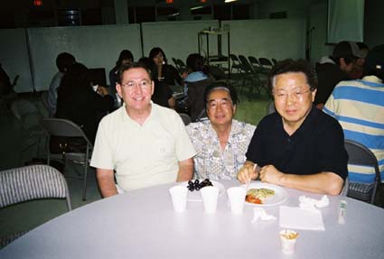 왼쪽부터 Wagner 목사님, 장로님, 한국인 목사님. 저녁 바비큐파티를 겸한 전도모임에서 한 컷.