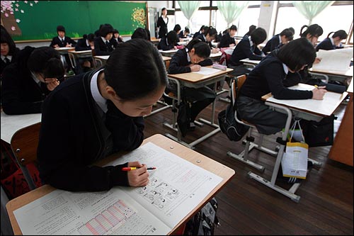 교과학습 진단평가가 실시된 31일 오전 서울 창덕여중에서 학생들이 시험문제를 풀고 있다.