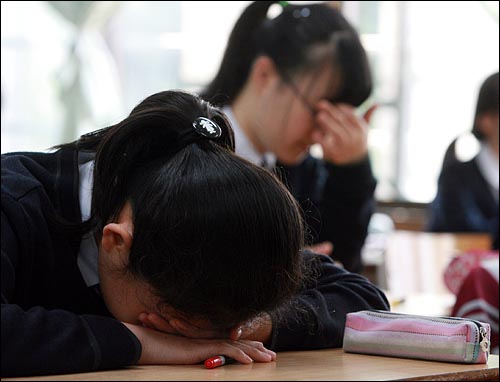 교과학습 진단평가(일제고사)가 실시된 2009년 3월 31일 오전 서울 한 중학교에서 학생들이 교사의 지시로 시험지 배포를 기다리며 눈을 감고 있다. (자료사진)