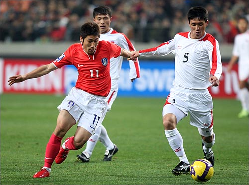  한국 축구대표팀의 이근호가 1일 저녁 서울 상암월드컵경기장에서 열린 북한과의 2010 남아공월드컵 아시아 최종예선 5차전 경기에서 리광천과 볼을 다투고 있다.