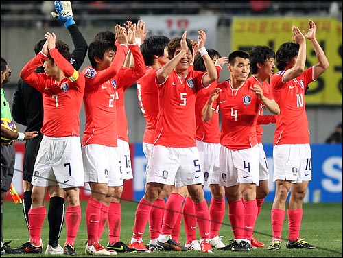  한국 축구대표팀 선수들이 1일 저녁 서울 상암월드컵경기장에서 열린 2010 남아공월드컵 아시아 최종예선 5차전 북한과의 경기에서 1대0 승리를 한뒤 팬들을 향해 손을 들어보이며 인사하고 있다.