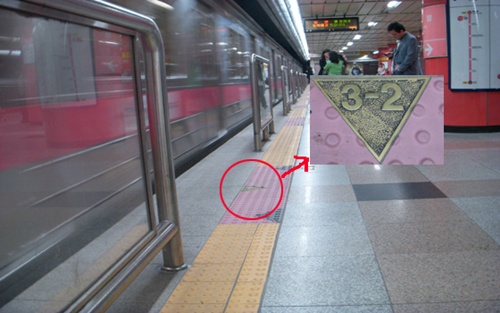 지하철 바닥의 번호는 승객들의 편의성을 위해 써놓았은 것이다.