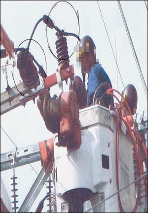 전기원 노동자들은 작업 도중 감전재해 등 각종 사고 위험에 노출되어 있다.