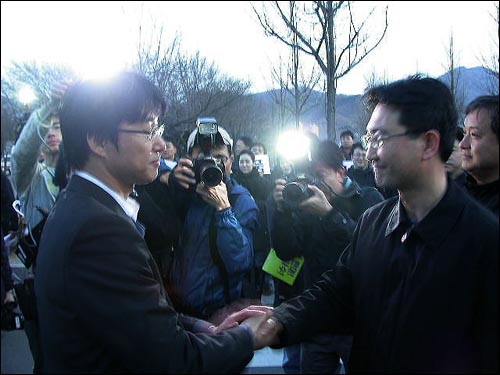 지난 2일 오후 서울 구치소에서 석방된 노종면 YTN 지부장이 현덕수 전 지부장과 악수하고 있다.
