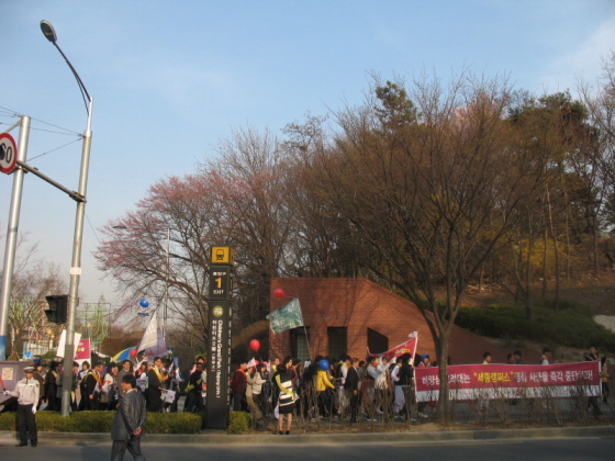 건국대 민중병원 앞까지 거리 행진을 하는 세종대 학생들.
