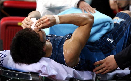  지난 2일 KCC-전자랜드의 6강 플레이오프 3차전에서 KCC의 신명호가 경기 도중 코뼈가 부러지는 부상을 당해 실려나가고 있다. 