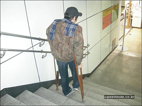 목발짚고 계단내려가는 지체장애인 박병수씨