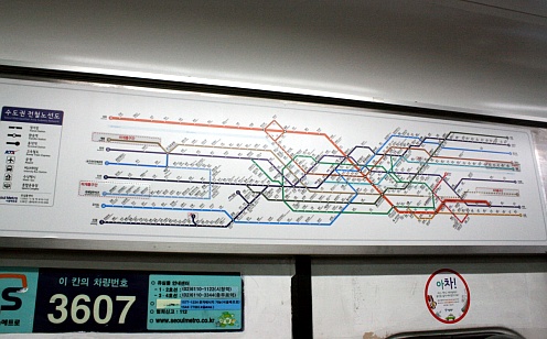 서울메트로 지하철 3호선 3607편성에 설치된 신 노선도, 승객들의 편의를 위해 오른쪽 광고물을 철거하고 크기를 확대했다