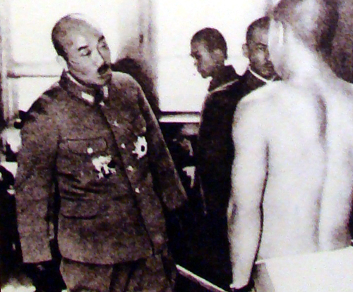 강제 징병된 이들이 신체검사를 받고 있는 가운데, 신체검사장을 찾은 조선군사령관.