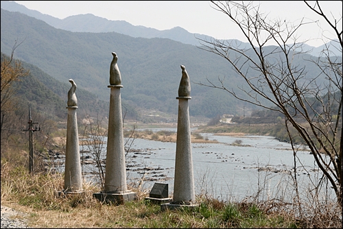  동화작가 김성범이 섬진강변에 만들어 놓은 '섬진강 무익조'. 날개 없는 새가 애처롭게 하늘만 바라보고 있는 것 같다.