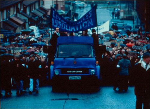 영화 <블러디 선데이>의 시간은 1972년 1월 30일 일요일. 북아일랜드 데리의 시민들이 공민권을 주장하는 평화 행진을 벌이고 있다. 영국 정부의 총구가 이들을 기다리고 있었다.