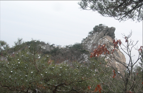 북한산성매표소-의상봉-용혈봉-증취봉-나한봉에 이르는 의상봉 능선에서, 자세히 보면 능선 위의 사람들이 보인다.(2009.2.15) 