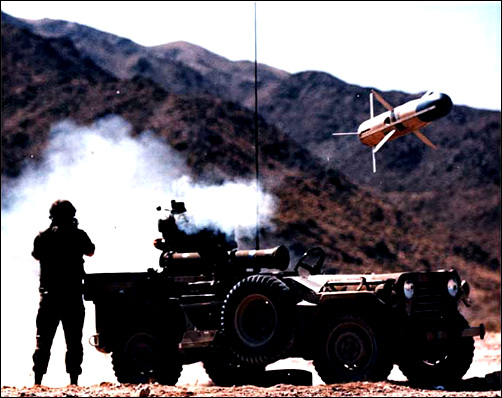 TOW 미사일이 M151 MUTT 차량에서 발사되고 있다. 
