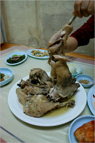  토종닭 백숙은 곰삭은 묵은지와 아주 잘 어울린다. 살코기를 발라내 묵은지를 떡 하니 걸쳐먹으면 정말 좋다. 