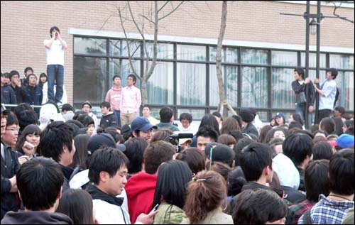 8일 목원대학교 산학협력관 앞에서 400여 명의 사범대학 학생들이 사범대 별도 건물 요구시위도중 이 대학 김남호 총학생회장이 연설을 하고 있다.   



