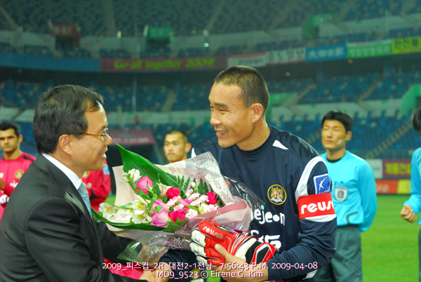  프로축구 400경기 출장 축하 꽃다발을 받고 있는 최은성 선수