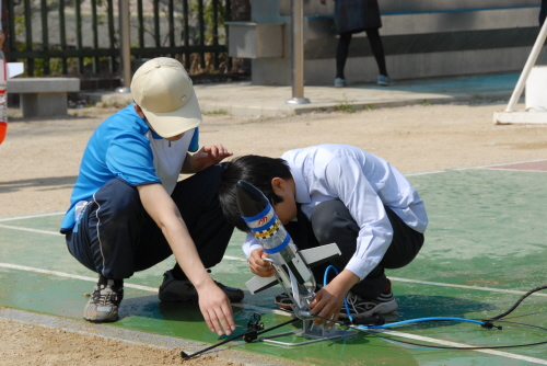 물로켓 발사 성공적인 물로켓 발사를 위해 로켓을 펌프에 장착하고 있습니다.