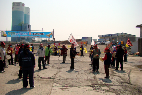 어제 방문한 귀환정 주민은 세계박람회 철도역 개발지에서 시위 중이었다. 