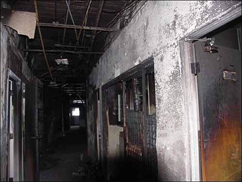 보일러실에서 누전으로 인해 발화된 것으로 추정되는 불길은 삽시간에 교실과 복도 천정을 태웠다.