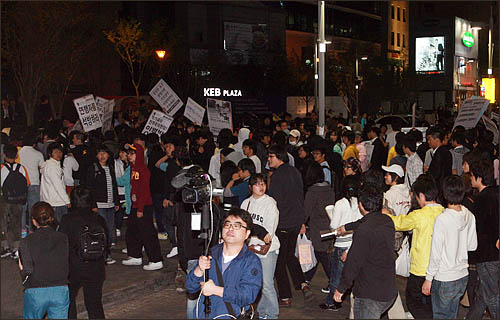 '등록금 인하, 청년실업 해결' 등을 촉구하는 전국대학생대표자 농성단이 11일 저녁 서울 명동에서 거리선전전을 한 뒤 정리집회를 위해 이동하고 있다.