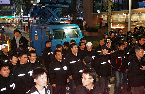 11일 저녁 서울 명동에서 대학생들이 등록금 인하와 청년실업 해결, 이명박정부 심판 등의 구호를 외치며 거리선전전을 벌이자 경찰이 가두로 나가는 통로를 막고 있다.