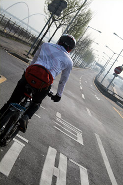 자전거 이용자들에 대한 세심한 배려가 필요하다