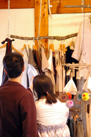 종로 가회동에 있는 그루 매장에서 소비자들이 옷을 고르고 있다.