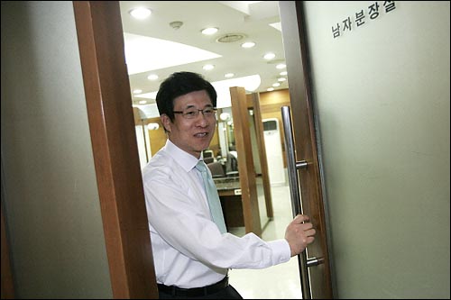 13일 밤 진행을 마지막으로 뉴스데스크를 떠날 것으로 알려진 신경민 앵커가 오후 6시 15분경 서울 여의도 MBC 방송센터 1층 분장실로 들어가며 기자들의 질문에 대답하고 있다.