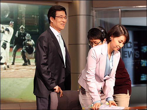 신경민 앵커가 MBC <뉴스데스크>를 하차하던 지난해 4월 13일 저녁 서울 여의도 MBC본사 뉴스센터에서 마지막 방송을 마친 뒤 자리를 나서고 있다.