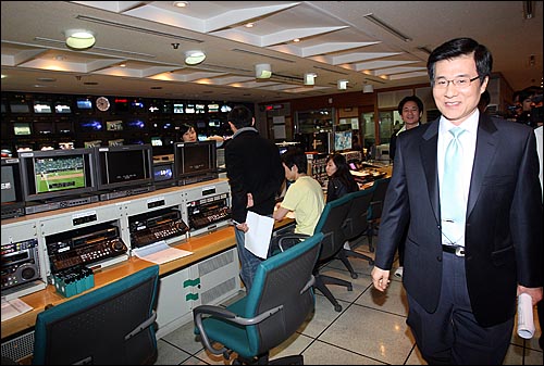 MBC <뉴스데스크>를 하차하게 된 신경민 앵커가 13일 저녁 서울 여의도 MBC본사에서 자신의 마지막 방송을 마친뒤 뉴스센터 주조정실을 나서고 있다.