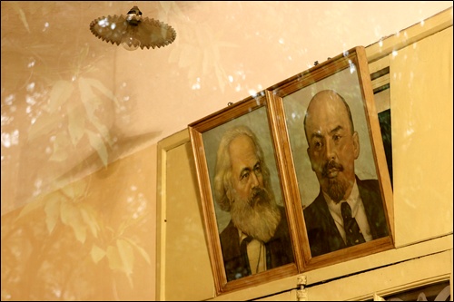 공산주의자 호치민의 방에 걸린 초상화
