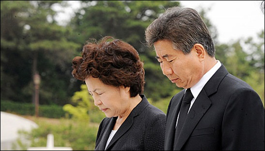 노무현 전대통령과 권양숙여사와 함께 참배를 하고 있는 모습(경남도민일보 제공)