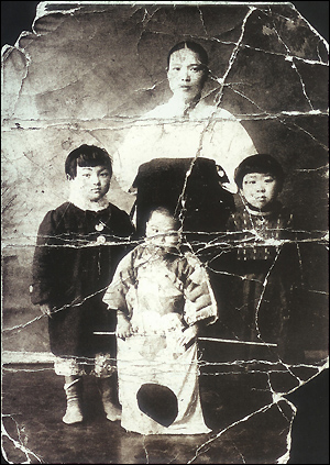 일본큐우슈우 후쿠오카현 치쿠호(筑豊) 탄광에 강제연행되어 혹사당하다 사망한 한국인 노동자의 품에서 나온 가족사진.

