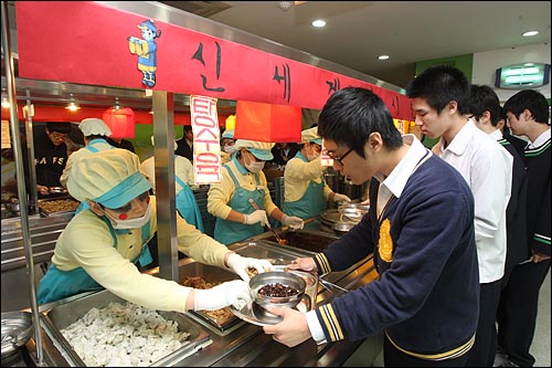 경기도에 있는 한 고등학교 식당에서 학생들이 식사를 배식받고 있다.(자료사진)