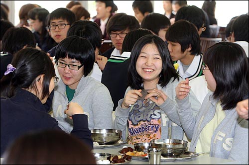 학교 급식을 먹고 있는 학생들
