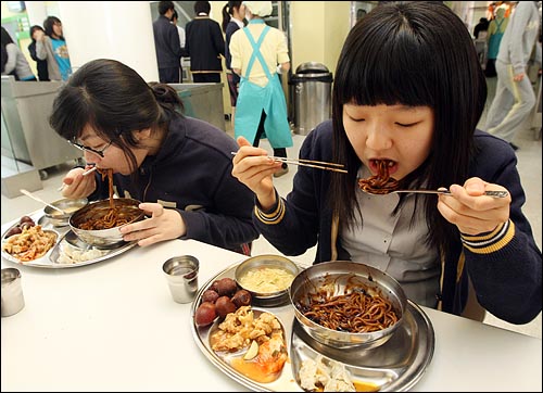 '블랙데이'인 14일 오후 경기도 용인 한국외국어대학교 부속 외국어고등학교 식당에서 학생들이 점심으로 나온 자장면과 탕수육을 맛있게 먹고 있다.