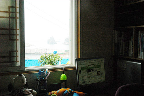 이 아이의 공부방엔 창이 두 개 열려 있다. 바다가 보이는 창, 인터넷 창. 