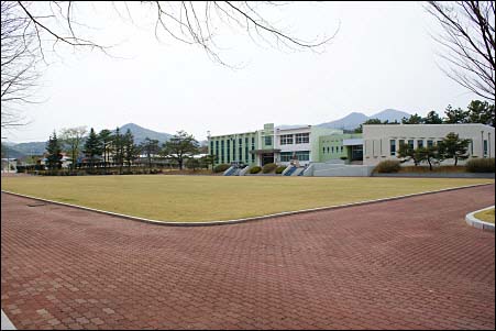 기념관 전경(정재수의 모교인 구 사산 초등학교)