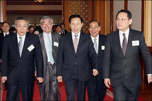 이명박 대통령이 4월 16일 오후 청와대에서 국립대한민국관 건립위원들과 간담회에 참석하기 위해 행사장으로 이동하고 있다. 맨 왼쪽이 황석영씨.