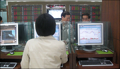 최근 주가가 가파르게 상승하자, 많은 개인투자자들이 '묻지마 투자'에 나서고 있다. 사진은 지난달 4월 16일 오전 서울 영등포의 한 증권사 객장이다.
