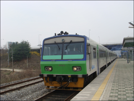경의선은 신촌 역에서 임진각 역을 거쳐 도라산 역까지 운행한다.
