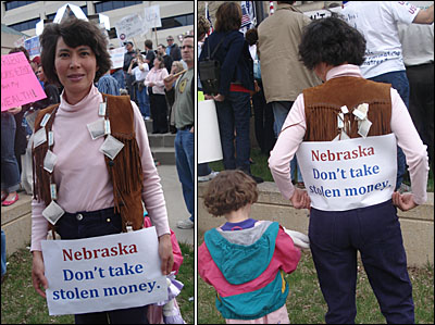 반 오바마 시위에 참가한 크리스티나와 그의 딸. "네브래스카여, 훔친 돈을 받지 말라!"라는 피켓을 들고 있다.   
