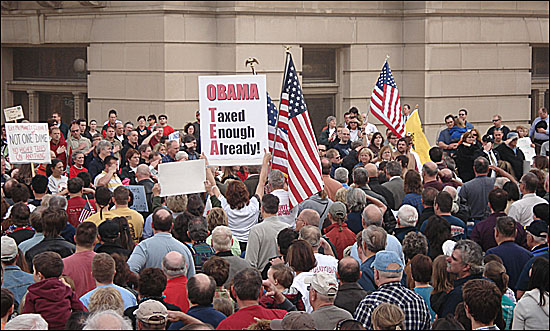 반 오바마 시위에 참가한 사람들. 