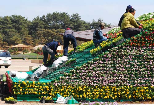 6만 송이 꽃을 이용해 만들어질 숭례문 토피어리